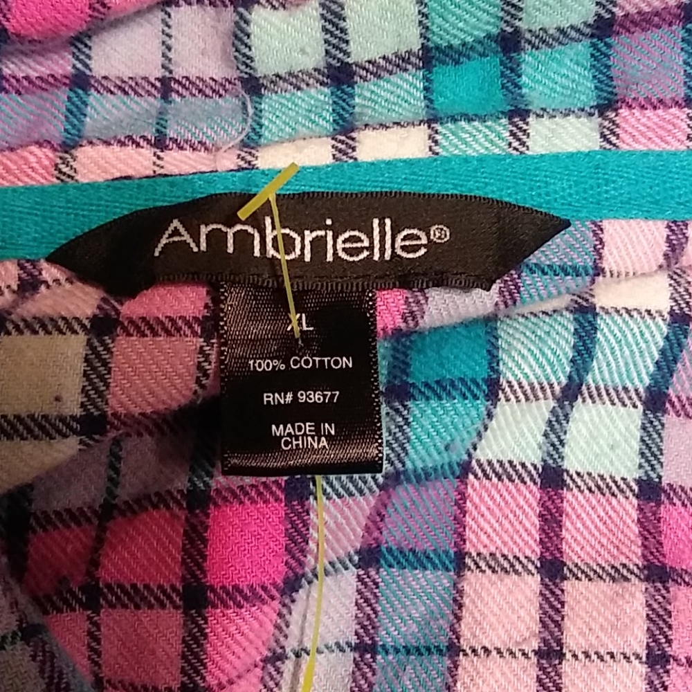 Ambrielle 👕 - Picture 3 of 3